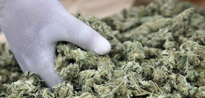 Trabajador de colegio en Quito vendía droga a los estudiantes