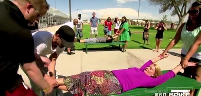 Criss Angel desata pánico en parque EE.UU. por partir en dos a una persona