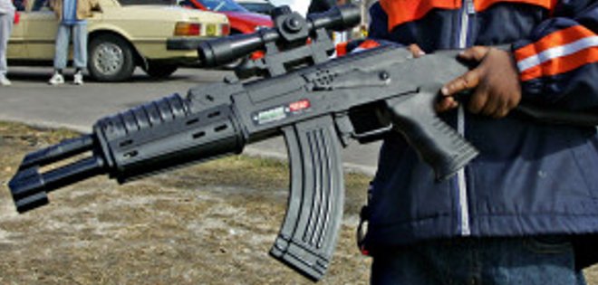 Policía en EE.UU. dispara a menor de edad que cargaba arma de juguete