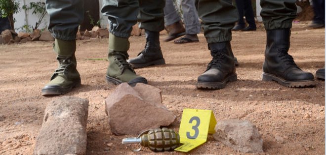 Muchedumbre quema vivos a 2 hombres en Mali que trataban de poner una bomba