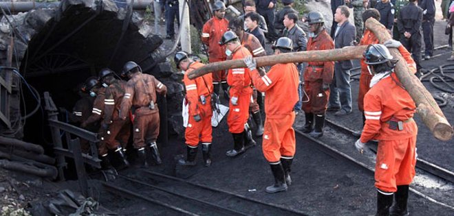 Al menos siete muertos y 17 atrapados por inundación mina de carbón en China