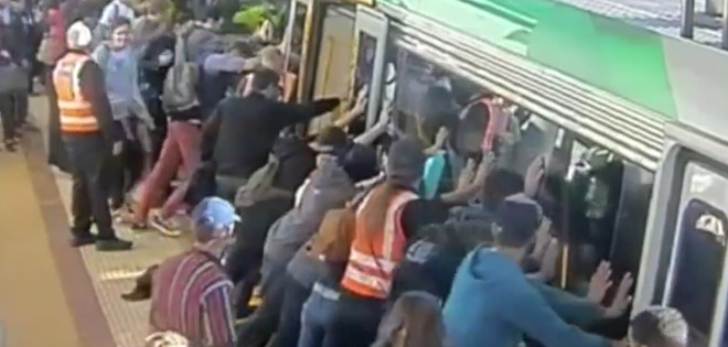 (VIDEO) Pasajeros inclinan vagón de tren para liberar a un hombre atrapado
