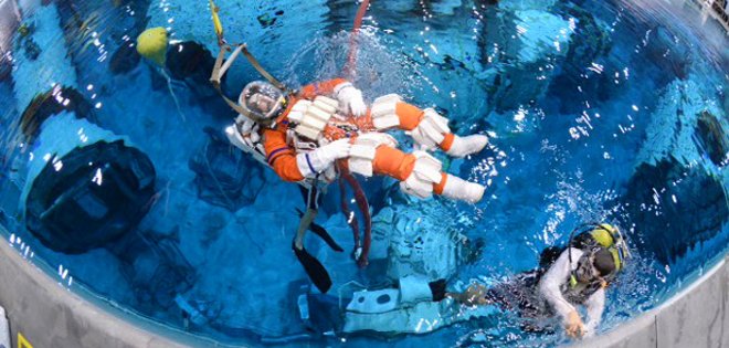 Astronautas de la NASA se preparan para aterrizar en un asteroide