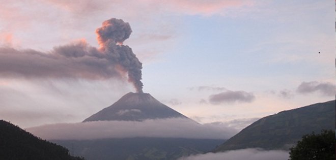 Cierran importante balneario de Baños por erupción del Tungurahua
