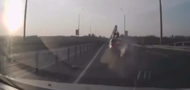 (VIDEO) Insólita acrobacia salva la vida de este motociclista