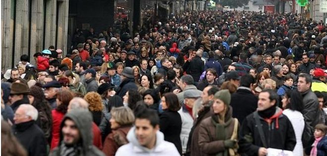 La continua salida de extranjeros reduce la población española por tercer año