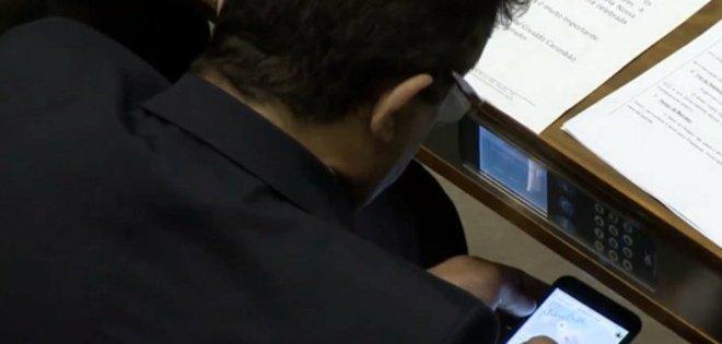 Graban a congresista brasileño viendo un video para adultos en su celular