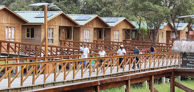 Rafael Correa revisó el proyecto Eco Aldea en la isla Santay