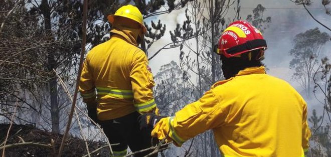 Organismos de respuesta atienden 18 incendios activos simultáneamente en Quito