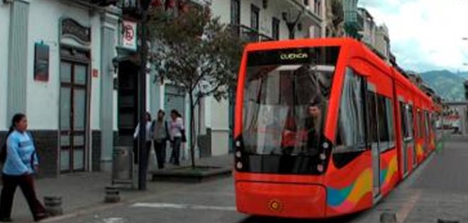 Cuenca recibe el prototipo de tranvía que funcionará desde el 2016