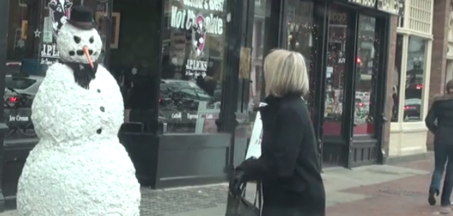 (VIDEO) El malvado hombre de nieve que &#039;aterroriza&#039; a Boston