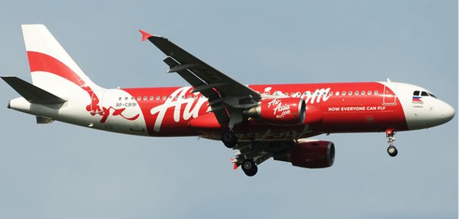 AirAsia pierde el contacto con un avión con 162 personas a bordo en Indonesia
