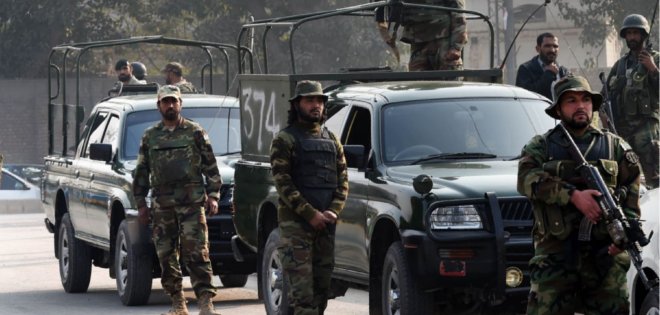 Al menos 130 muertos en ataque talibán en una escuela de Pakistán