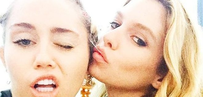 Publican la foto de Miley Cyrus besando a la modelo Stella Maxwell