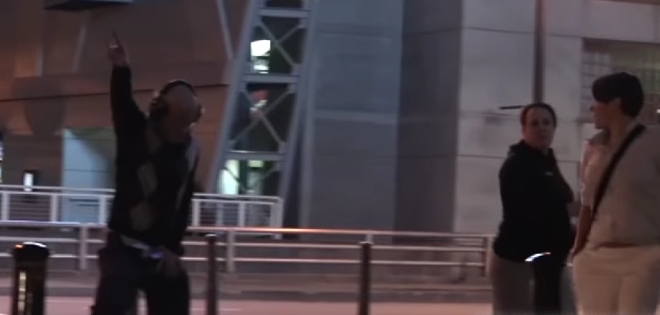 (VIDEO) “Abuelo” asusta a gente al bailar como Michael Jackson