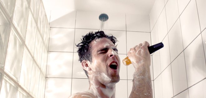 ¿Por qué cantando en la ducha sonamos mejor?