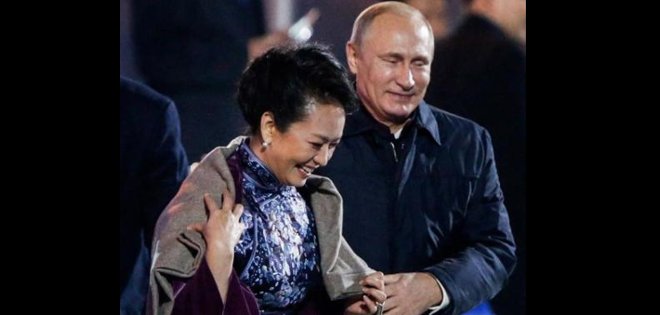 Censuran imágenes en las que Putin cubre los hombros de primera dama china