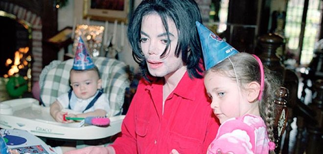 Hija de Michael Jackson evoluciona “favorablemente” tras intento de suicidio
