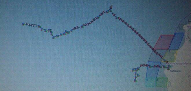 Armada detiene en Manta a semisumergible con carga sospechosa