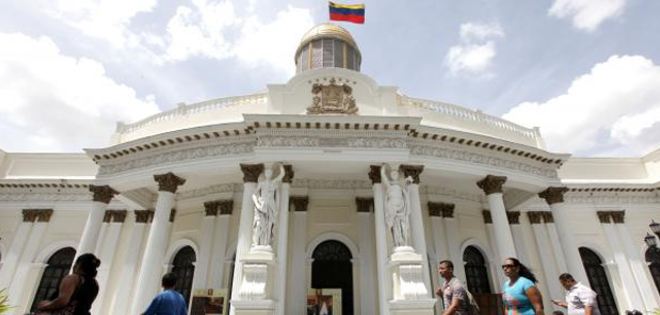 Oposición venezolana separa a tres diputados y baja tensión política