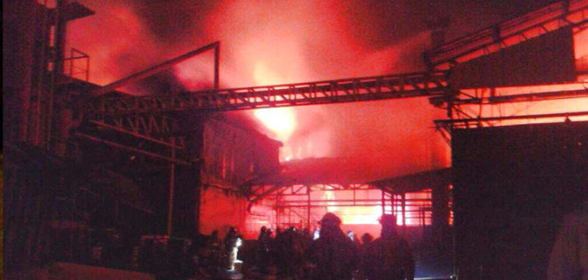 Incendio consumió fábrica de baterías en el noroeste de Guayaquil