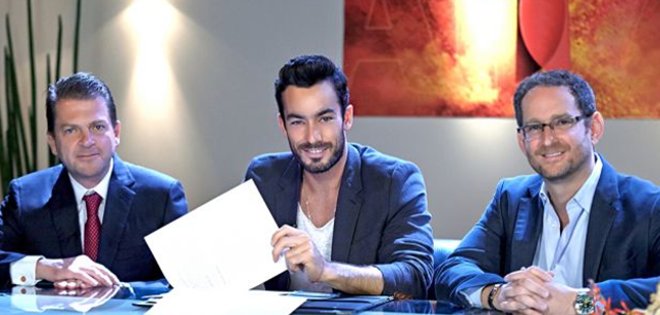 Aaron Díaz firma contrato de exclusividad con Telemundo
