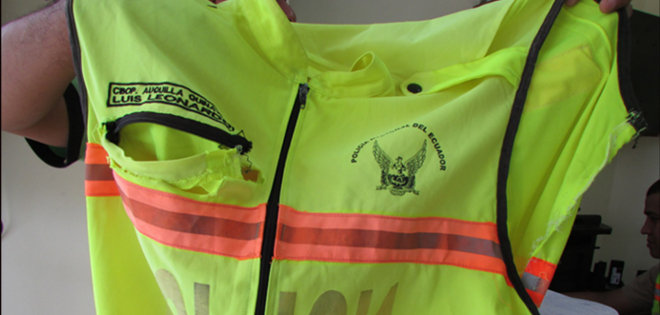 Vendedores ofertan uniformes de policía sin previo control