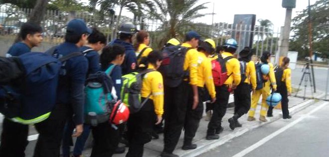 Decenas de bomberos viajan a Quito para apoyar en la extinción de incendios