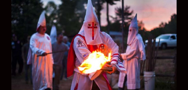 EE.UU.: El Ku Klux Klan reparte folletos en Atlanta en busca de nuevos miembros