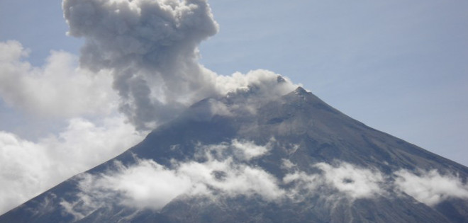 Registran dos explosiones en el volcán Tungurahua, según informe
