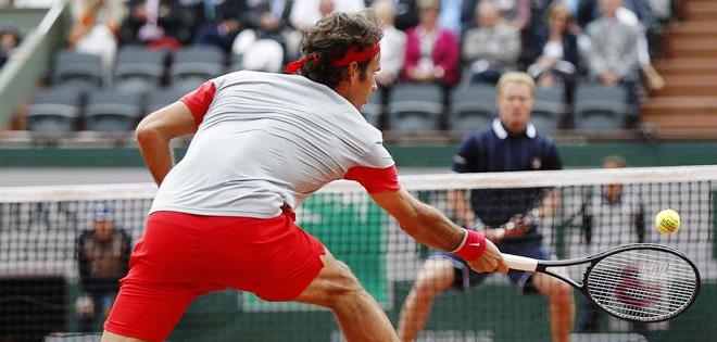 Federer sufre pero pasa a octavos de Roland Garros