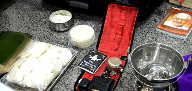 Fingía ser cura y policía en Quito para estafar a fieles y evadir controles