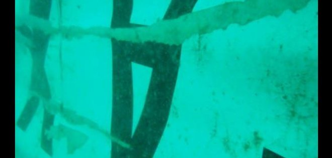 Autoridades indonesias hallan en el mar de Java la cola del avión de AirAsia