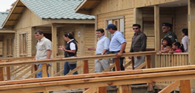 Rafael Correa revisó el proyecto Eco Aldea en la isla Santay