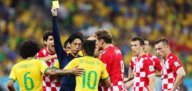 La prensa española habla de &quot;penalti de regalo&quot; a Brasil