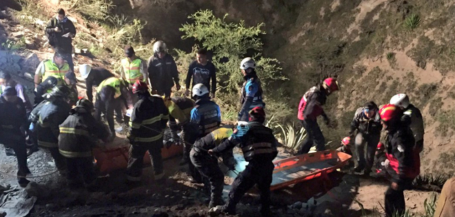 Bus con 30 pasajeros cae a un barranco en vía Panamericana Norte