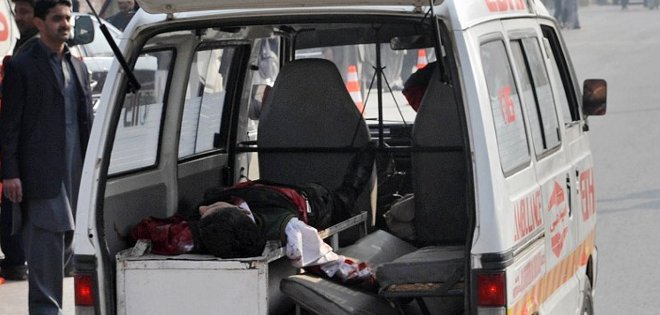 Al menos 130 muertos en ataque talibán en una escuela de Pakistán