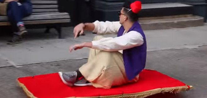 (VIDEO) Mire a Aladino pasear por la ciudad en su alfombra voladora