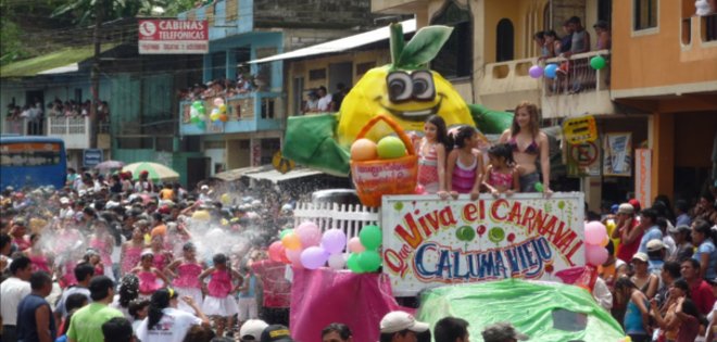 El carnaval en Ecuador mezcla la fiesta, el juego y la tradición indígena