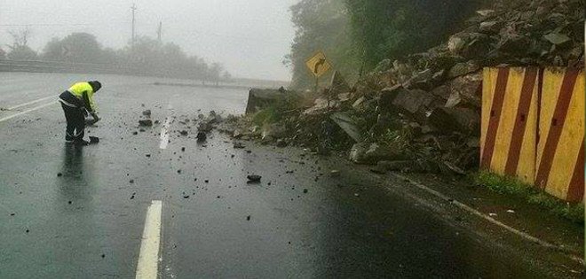 Vía Alóag - Santo Domingo continúa cerrada por deslizamiento de tierra