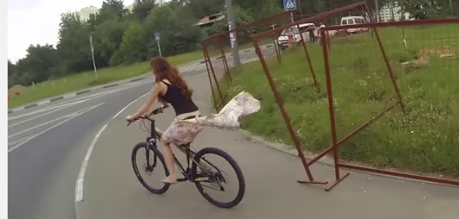 (VIDEO) El ejemplo de por qué no se debe usar falda al andar en bicicleta