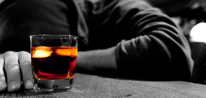 Sabías que trabajar en exceso aumenta el riesgo de alcoholismo
