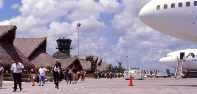 Pasajero causa pánico en avión que iba a R.Dominicana al simular sufrir ébola