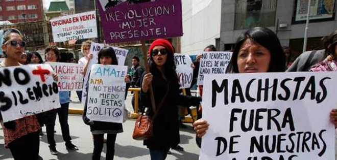 &quot;Machista fuera de la lista&quot;: las mujeres que persiguen a los candidatos acusados de violencia doméstica en Bolivia
