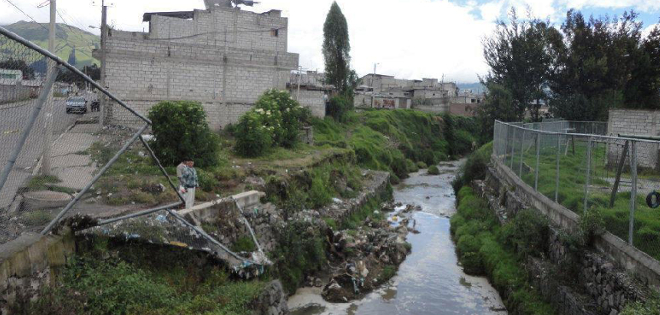Niño de nueve años fallece al caer en zanja en Quito