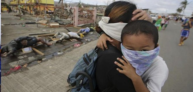 Fosas comunes, saqueos y violencia en Filipinas cinco días después del tifón