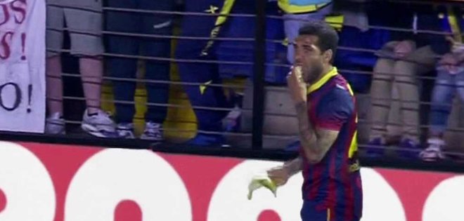 Villarreal expulsa al aficionado que lanzó banano a Dani Alves