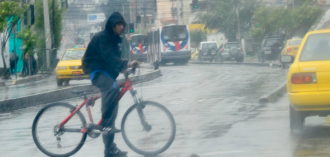 Alcaldía declara en emergencia dos zonas de Quito por lluvias