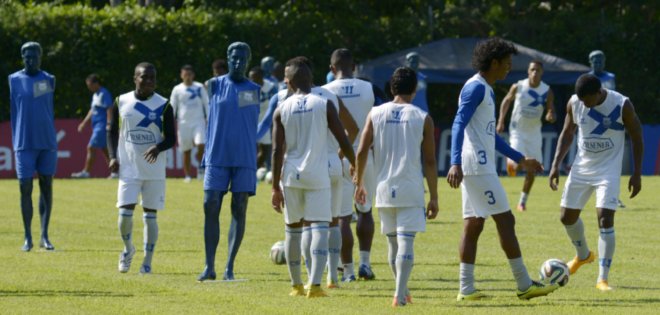 Emelec entrenó con maniquíes