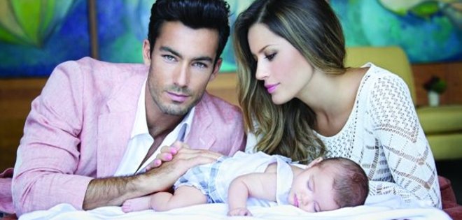 Aarón Díaz asegura estar más que “enamorado” de su pequeña familia Aarón Díaz asegura estar más que “enamorado” de su pequeña familia